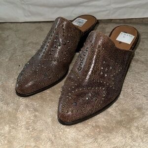 FRYE‎ & Co. leather studded Mules.